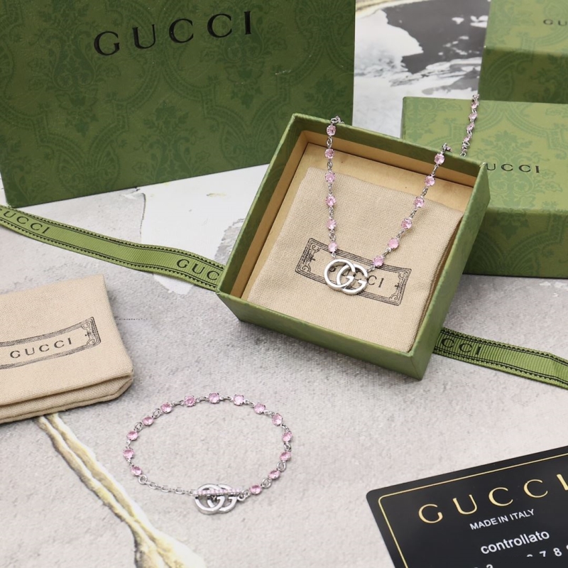 G*u*i necklaces